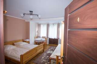 Отели типа «постель и завтрак» Willa Alkor Drzeńsko Трехместный номер с балконом-2